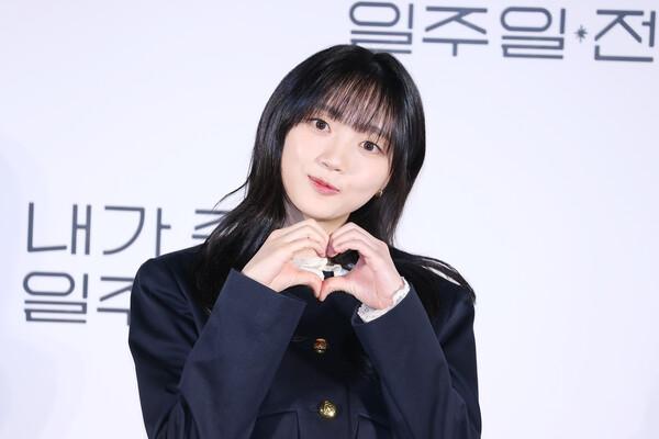 (서울=연합뉴스) 진연수 기자 = 배우 오우리가 1일 오전 서울 용산구 CGV용산아이파크몰에서 열린 티빙 오리지널 시리즈 '내가 죽기 일주일 전' 제작발표회에서 포즈를 취하고 있다.