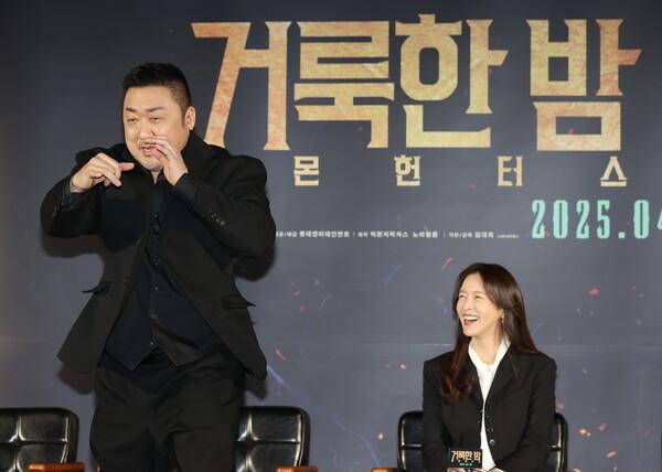 (서울=연합뉴스) 이재희 기자 = 배우 마동석이 2일 서울 광진구 롯데시네마 건대입구점에서 열린 영화 〈거룩한 밤: 데몬 헌터스〉 제작보고회에서 권투 시범을 보이고 있다.
