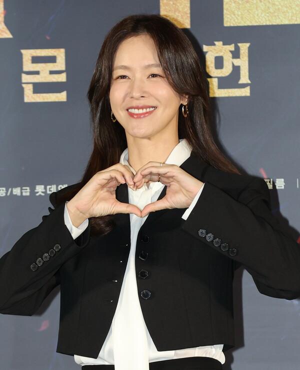 (서울=연합뉴스) 이재희 기자 = 배우 경수진이 2일 서울 광진구 롯데시네마 건대입구점에서 열린 영화 〈거룩한 밤: 데몬 헌터스〉 제작보고회에서 포즈를 취하고 있다.