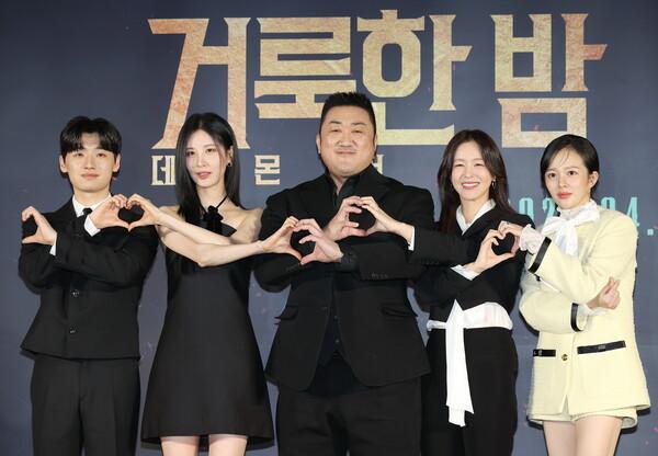 (서울=연합뉴스) 이재희 기자 = 2일 서울 광진구 롯데시네마 건대입구점에서 열린 영화 〈거룩한 밤: 데몬 헌터스〉 제작보고회에서 배우 이다윗(왼쪽부터), 서현, 마동석, 경수진, 정지소가 포즈를 취하고 있다.
