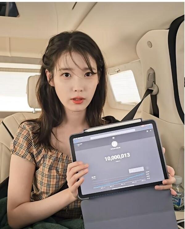 아이유, 유튜브 구독자 1천만 돌파! '다이아 버튼' 획득