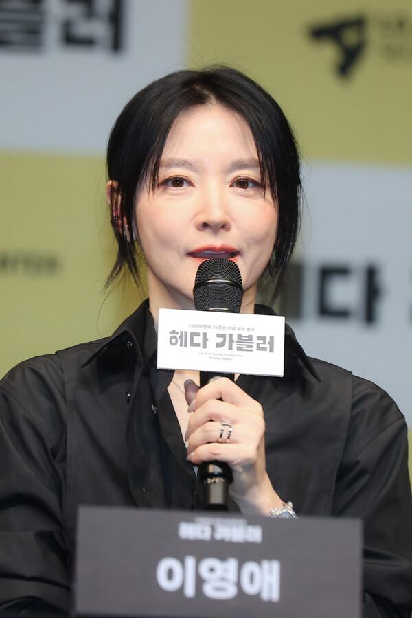 (서울=연합뉴스) 류효림 기자 = 배우 이영애가 8일 서울 강서구 마곡동 LG아트센터에서 열린 연극 〈헤다 가블러〉 제작발표회에서 질문에 답하고 있다.