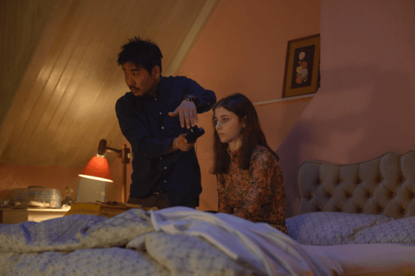〈라스트 나잇 인 소호〉촬영 현장의 정정훈 촬영감독과 토마신 맥켄지 (사진 출처 = IMDB)