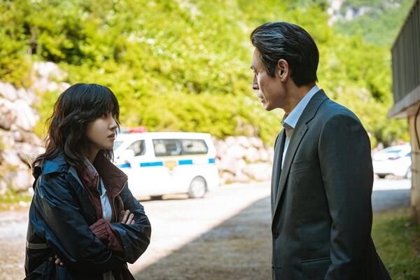 〈하이퍼나이프〉 속 정세옥(박은빈)과 최덕희(설경구) [월트디즈니컴퍼니 코리아 제공]