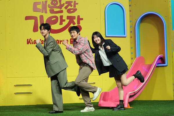 (서울=연합뉴스) 강민지 기자 = 15일 서울 종로구 JW메리어트동대문스퀘어서울에서 열린 넷플릭스 예능 〈대환장 기안장〉 제작발표회에서 출연진들이 포즈를 취하고 있다. 왼쪽부터 진, 기안84, 지예은.