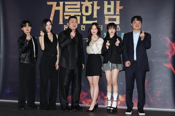 (서울=연합뉴스) 류효림 기자 = 배우 이다윗(왼쪽부터), 서현, 마동석, 경수진, 정지소, 임대희 감독이 21일 서울 송파구 롯데시네마 월드타워점에서 열린 〈거룩한 밤: 데몬헌터스〉 시사회 및 기자간담회에서 포즈를 취하고 있다.