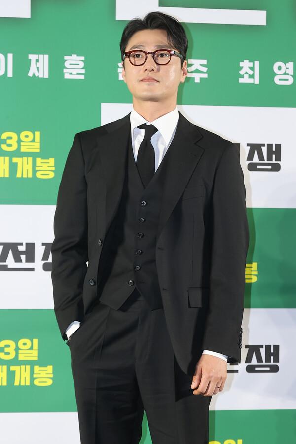 (서울=연합뉴스) 류효림 기자 = 배우 최영준이 24일 서울 강남구 코엑스 메가박스에서 열린 영화 〈소주전쟁〉 제작발표회에서 포즈를 취하고 있다.