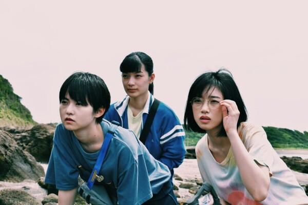 〈乘上夏日电影！〉的川井由美(右)