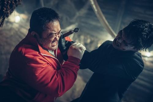 영화 〈거룩한 밤: 데몬 헌터스〉 속 한 장면 [롯데엔터테인먼트 제공]