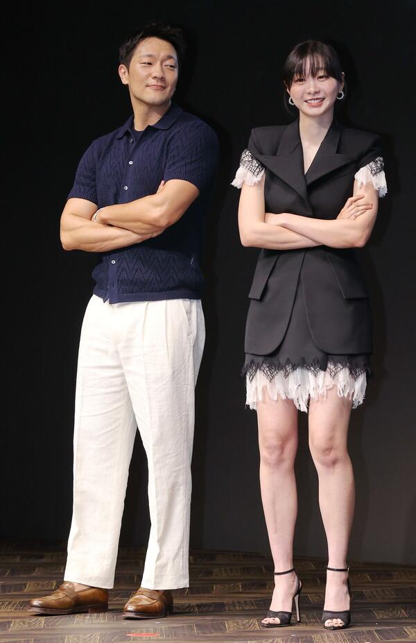 (서울=연합뉴스) 이재희 기자 = 배우 손석구(왼쪽), 김다미가 14일 서울 종로구 JW메리어트동대문스퀘어호텔에서 열린 디즈니플러스 드라마 〈나인퍼즐〉 제작발표회에서 포즈를 취하고 있다.