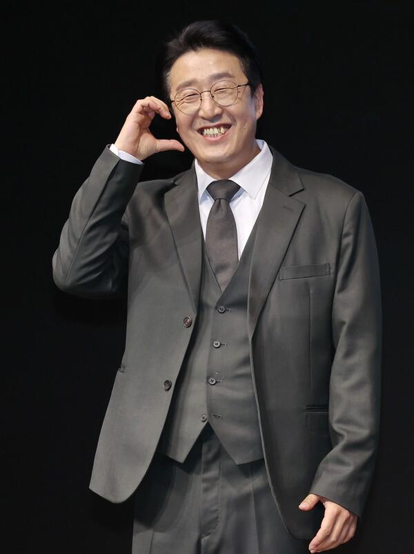 (서울=연합뉴스) 이재희 기자 = 배우 현봉식이 14일 서울 종로구 JW메리어트동대문스퀘어호텔에서 열린 디즈니플러스 드라마 〈나인퍼즐〉 제작발표회에서 포즈를 취하고 있다.
