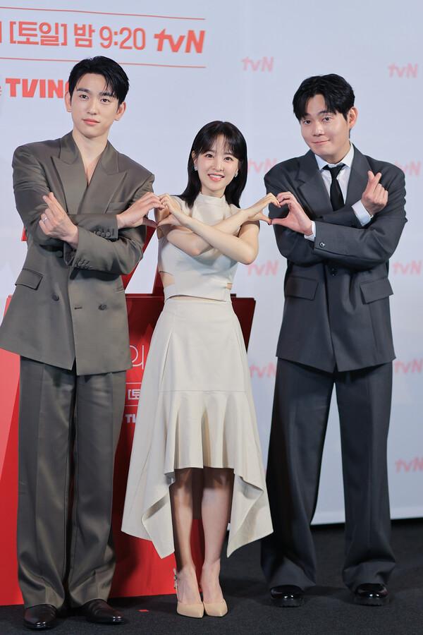 (서울=연합뉴스) 류효림 기자 = 배우 박진영(왼쪽부터), 박보영, 류경수가 21일 서울 영등포구 CGV 영등포에서 열린 tvN 드라마 〈미지의 서울〉 제작발표회에서 포즈를 취하고 있다.