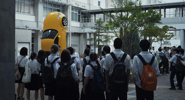 〈快樂結局〉 仰望天空的黃色跑車日產Fairlady