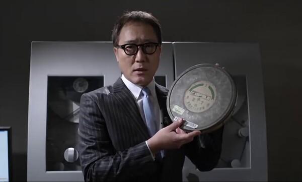 手持1954年製作的原版 〈哥吉拉〉的膠卷的佐野志郎