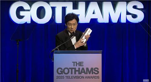 황동혁 감독, 고섬어워즈 공로상 수상…"기적이 계속되는 기분"