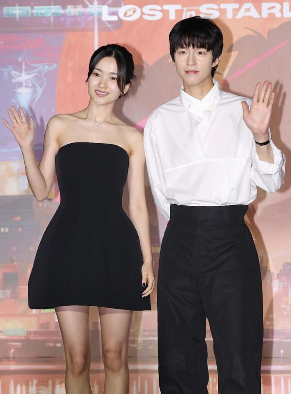 (서울=연합뉴스) 이재희 기자 = 배우 김태리(왼쪽)와 홍경이 27일 서울 광진구 롯데시네마 건대입구점에서 열린 넷플릭스 애니메이션 〈이 별에 필요한〉 시사 간담회에서 포즈를 취하고 있다.