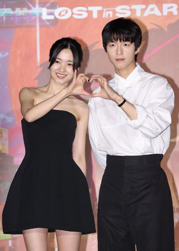 (서울=연합뉴스) 이재희 기자 = 배우 김태리(왼쪽)와 홍경이 27일 서울 광진구 롯데시네마 건대입구점에서 열린 넷플릭스 애니메이션 〈이 별에 필요한〉 시사 간담회에서 포즈를 취하고 있다.