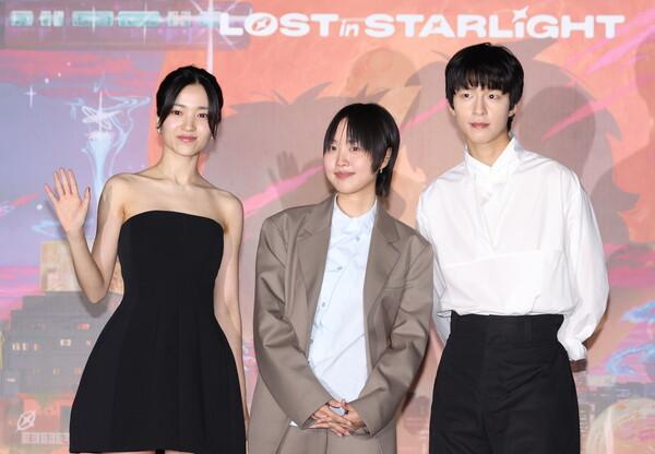 (서울=연합뉴스) 이재희 기자 = 배우 김태리(왼쪽부터), 한지원 감독, 배우 홍경이 27일 서울 광진구 롯데시네마 건대입구점에서 열린 넷플릭스 애니메이션 〈이 별에 필요한〉 시사 간담회에서 포즈를 취하고 있다.