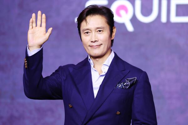 (서울=연합뉴스) 진연수 기자 = 배우 이병헌이 9일 서울 용산구 드래곤시티 호텔에서 열린 넷플릭스 글로벌 흥행작 〈오징어 게임〉 시즌3 제작발표회에서 포즈를 취하고 있다.