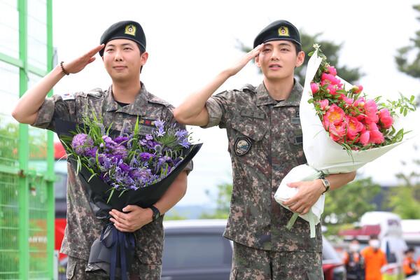 BTS RMㆍ뷔, 드디어 군 전역…"부대 복귀 아닌 무대 복귀"