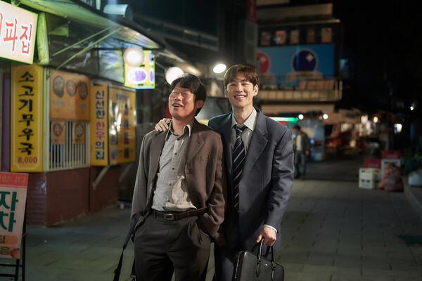 〈Soju War〉 Jong-rok played by Yoo Hae-jin (left) and In-beom played by Lee Je-hoon