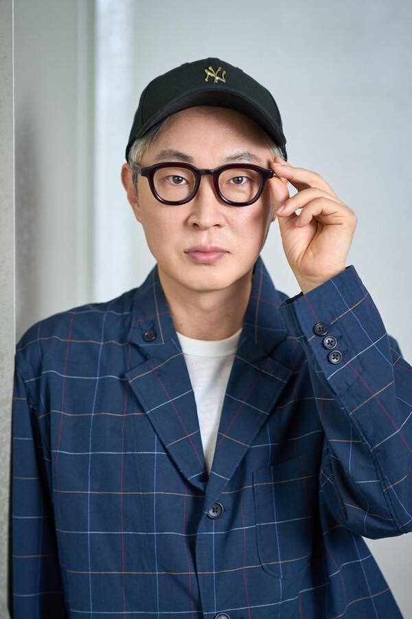 "[Interview] 〈High Five〉 Director Kang Hyung-cheol: 'A Combination of Amazing Actors? I Won the Lottery'"