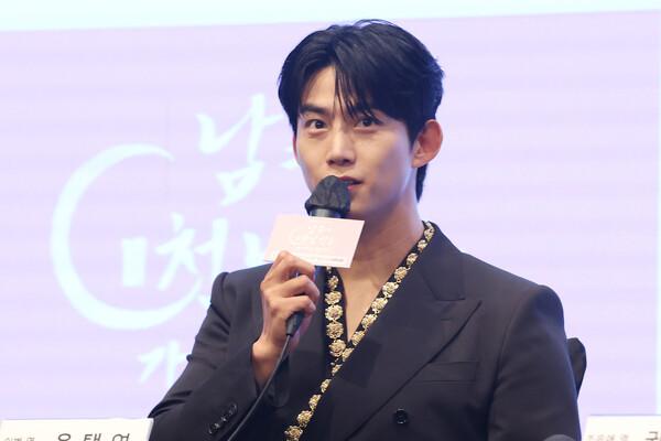 (서울=연합뉴스) 강민지 기자 = 배우 옥택연이 11일 서울 구로구 더세인트웨딩에서 열린 KBS 2TV 새 수목드라마 '남주의 첫날밤을 가져버렸다' 제작발표회에서 인사말을 하고 있다.