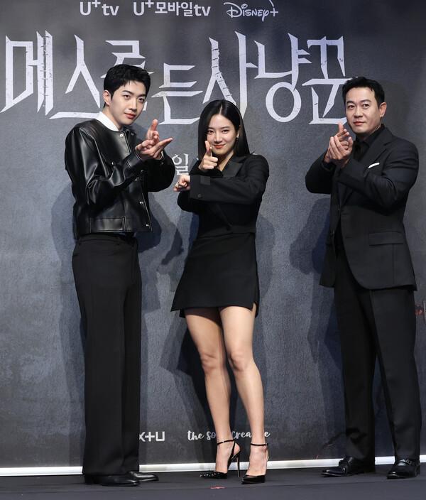 (Seoul=Yonhap News) Reporter Kang Min-ji = On the 12th at the Ramada Seoul Sindorim Hotel in Guro-gu, Seoul, actors pose at the production presentation of the STUDIO X+U mid-form drama 'The Hunter with a Scalpel'. From left: Kang Hoon, Park Joo-hyun, Park Yong-woo.