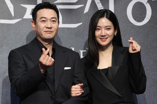 (Seoul=Yonhap News) Reporter Kang Min-ji = Actors Park Yong-woo (left) and Park Joo-hyun pose at the production presentation of the STUDIO X+U mid-form drama 'The Hunter with a Scalpel' held on the 12th at the Ramada Seoul Sindorim Hotel in Guro-gu, Seoul.