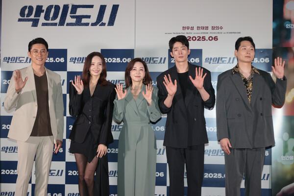 (Seoul=Yonhap News) Reporter Ryu Hyo-rim = Director Hyun Woo-sung, actors Han Chae-young, Kim Hye-eun, Jang Ui-soo, and Kim Won-woo pose at the press conference held at CGV Yongsan I-Park Mall in Yongsan-gu, Seoul on the 12th.