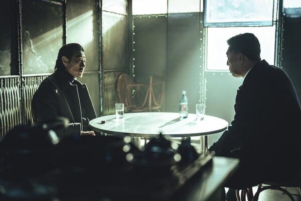 Joo Woon (left) and Bong-san in <Square>