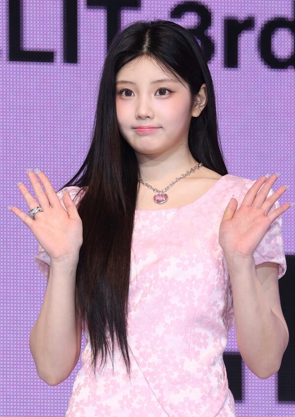 아일릿 원희 (서울=연합뉴스) 이재희 기자 = 그룹 아일릿(ILLIT)의 원희가 16일 서울 광진구 예스24라이브홀에서 열린 세 번째 미니앨범 '밤'(bomb) 언론 공개회에서 포즈를 취하고 있다.