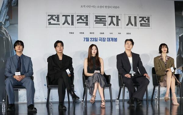 (Seoul=Yonhap News) Lee Jae-hee reporter = Actors Ahn Hyo-seop (from left), Lee Min-ho, Chae Soo-bin, Shin Seung-ho, and Nana are listening to questions from reporters at the production presentation of the movie 'Omniscient Reader's Viewpoint' held on the 17th at Lotte Cinema in Gwangjin-gu, Seoul.