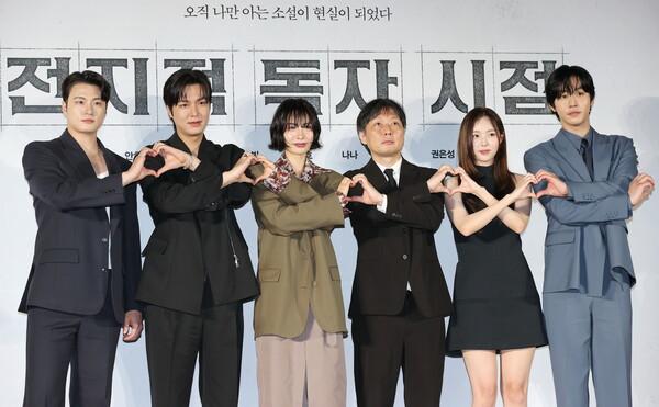 (Seoul=Yonhap News) Lee Jae-hee reporter = Actors Shin Seung-ho (from left), Lee Min-ho, Nana, Director Kim Byung-woo, Actors Chae Soo-bin, Ahn Hyo-seop are posing at the production presentation of the movie 'Omniscient Reader's Viewpoint' held on the 17th at Lotte Cinema in Gwangjin-gu, Seoul.