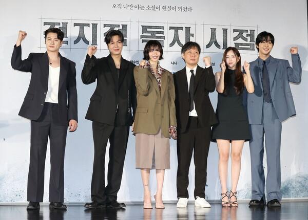 (Seoul=Yonhap News) Lee Jae-hee reporter = Actors Shin Seung-ho (from left), Lee Min-ho, Nana, Director Kim Byung-woo, Actors Chae Soo-bin, Ahn Hyo-seop are posing at the production presentation of the movie 'Omniscient Reader's Viewpoint' held on the 17th at Lotte Cinema in Gwangjin-gu, Seoul.